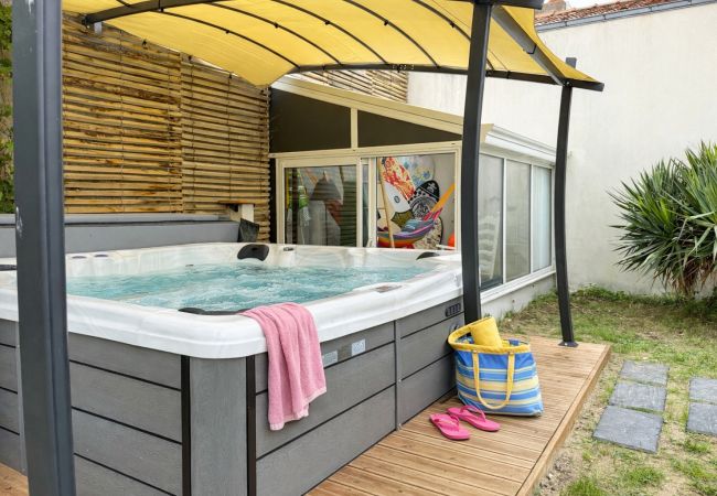 Maison à Les Sables-d´Olonne - Maison avec jacuzzi au calme – Quartier La Chaume, Les Sables – 6 pers