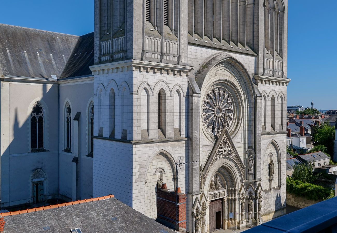 Appartement à Angers - Vue exceptionnelle sur l’église – séjour pour 2 à Angers