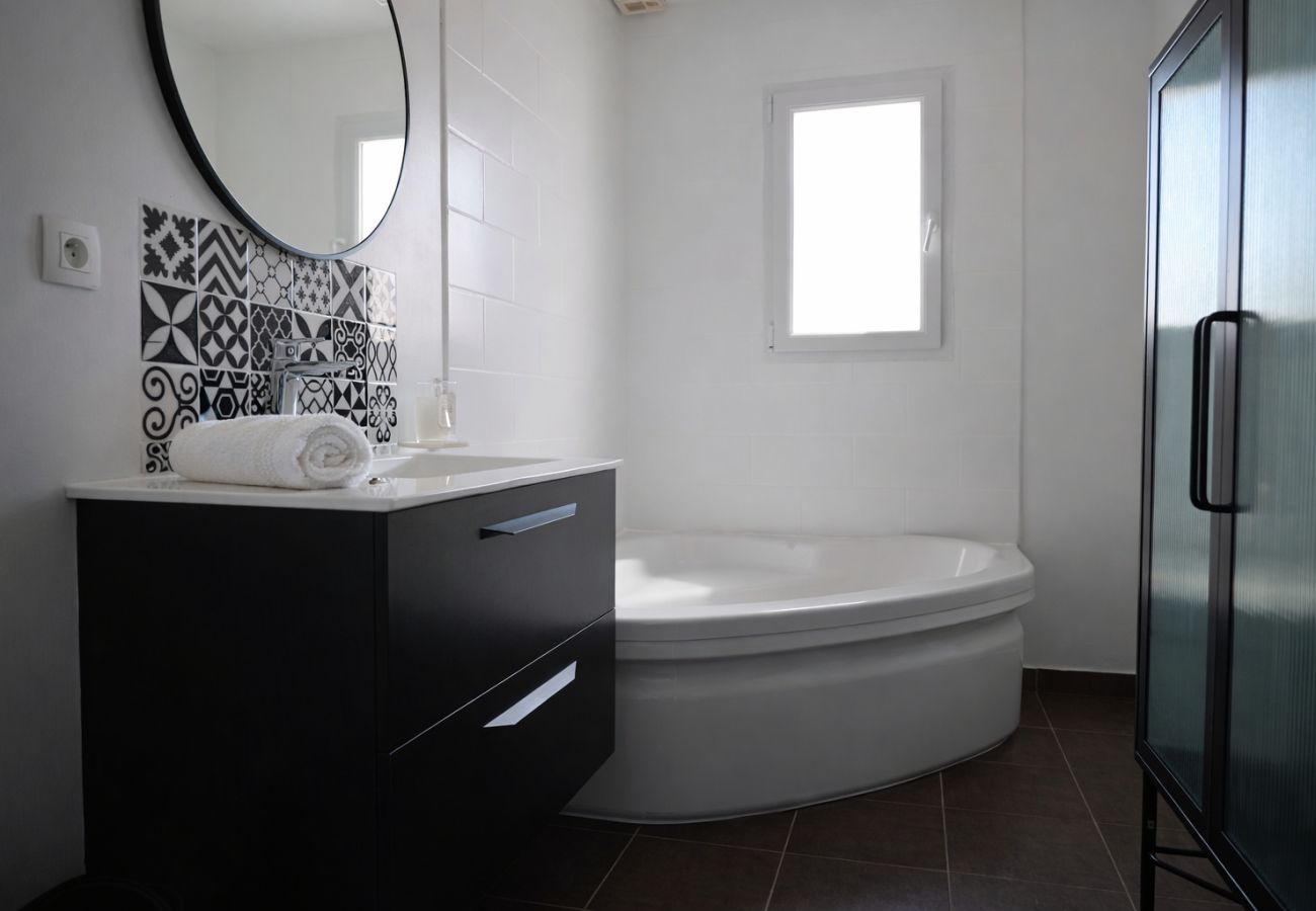 Maison à Les Sables-d´Olonne - Maison avec piscine privée & jardin – 8 personnes